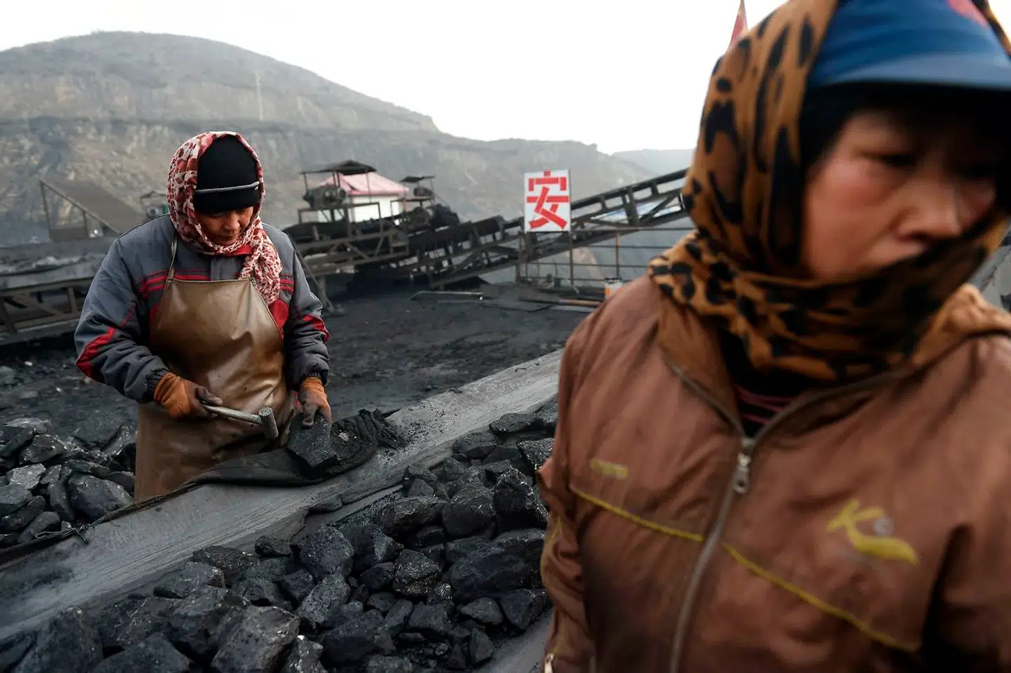 Kinesiske arbejdere sorterer kul tæt ved en kulmine i byen Datong i den nordlige Shanxi-provins. Arkivfoto: Greg Baker/AFP/Ritzau Scanpix