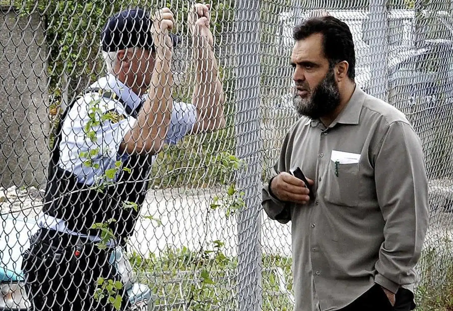 Abu Hassan til højre i billedet fra en tidligere lejlighed i Odense, hvor en ejendom, han ejede, blev ransaget af politiet. Det skyldtes, at hele ejendomskomplekset på Østergade 53 i Odense hos politiet var kendt for både at huse en hashklub og tidligere også et lokale, hvor medlemmerne af indvandrerbanden Black Ghost mødtes.