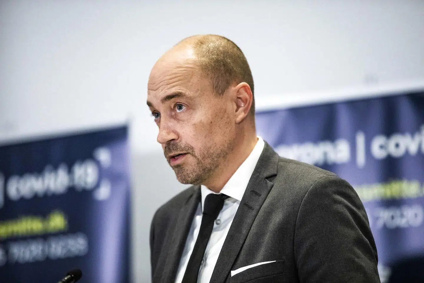 Sundheds- og ældreminister Magnus Heunicke forlængede coronarestriktionerne under pressemødet fredag eftermiddag.