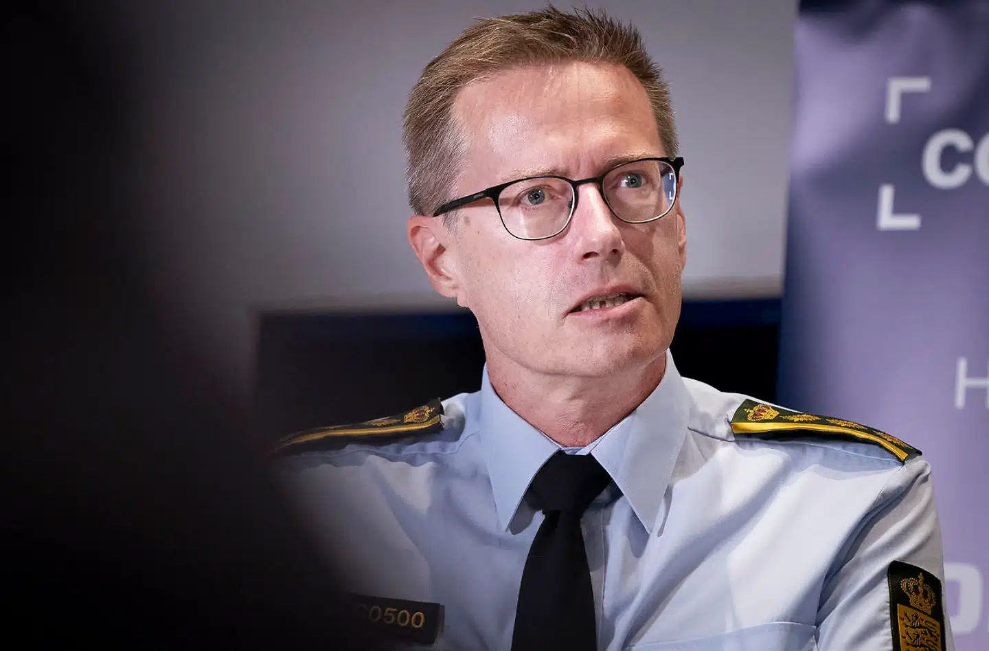 »Vi har cirka 300 ansatte i fuldtidsbeskæftigede i næste uge, som vil hjælpe Styrelsen for Patientsikkerhed med smitteopsporingen,« sagde rigspolitichef Thorkild Fogde på pressemødet fredag.