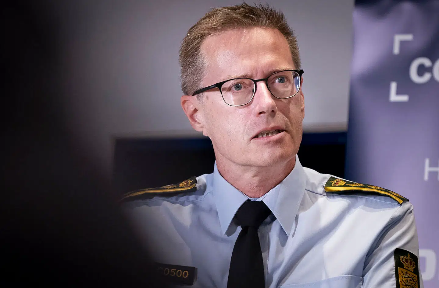 »Vi har cirka 300 ansatte i fuldtidsbeskæftigede i næste uge, som vil hjælpe Styrelsen for Patientsikkerhed med smitteopsporingen,« sagde rigspolitichef Thorkild Fogde på pressemødet fredag.