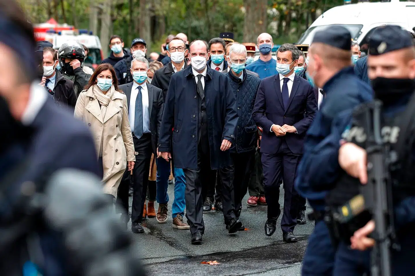 Paris' borgmester, Anne Hidalgo, premierminister Jean Castex og indenrigsminister Gérald Darmanin ankommer til gerningsstedet.