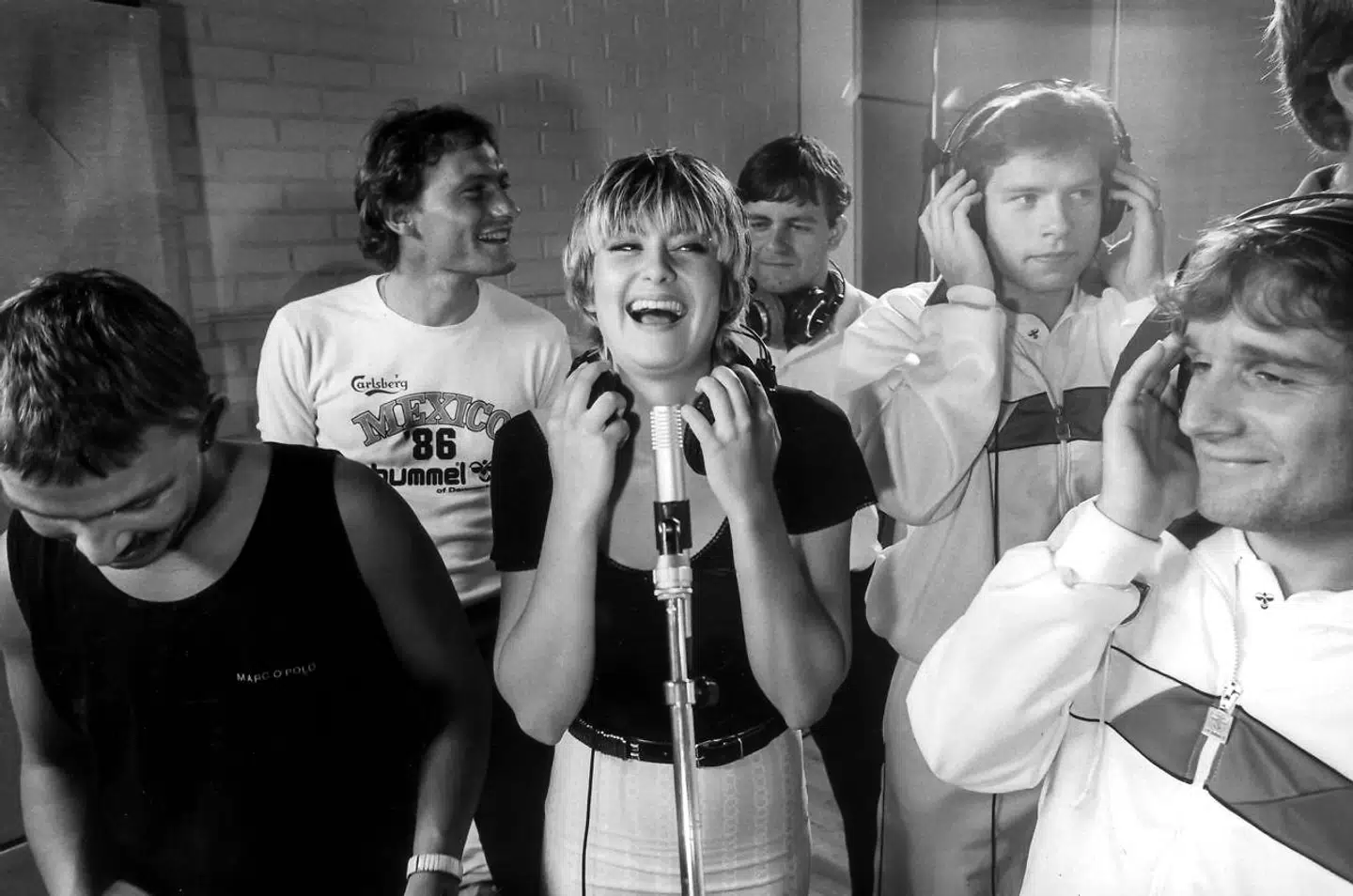 Dodo Gad og de danske fodboldspillere under indspilningen af »Re-Sepp-ten«.