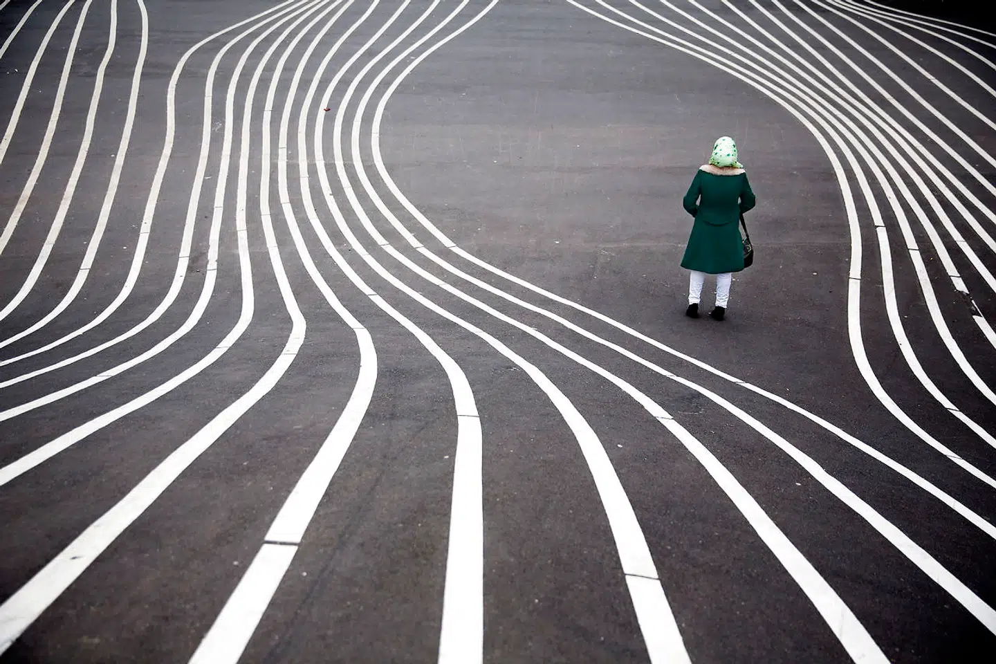 »(...) Mens disse unge menneskers jævnaldrende er på udvekslingsrejser, sidder på caféer og tænker på, hvor de skal feste i weekenden, står den anden gruppe identitetsløse og i isolation bag tykke mure med overvågningskameraer omkring sig,« skriver Halime Oguz.