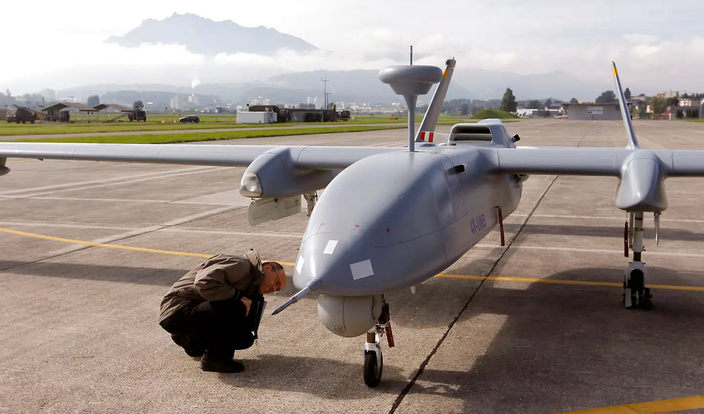 En tekniker inspicerer en drone produceret af Israel Aerospace Industries (IAI) ved en præsentation i Schweiz i 2012. En række betalinger til en mistænkelig konto i Danske Bank Estland vækker nu mistanke om returkommission. Arkivfoto: Arnd Wiegmann/Reuters/Ritzau Scanpix