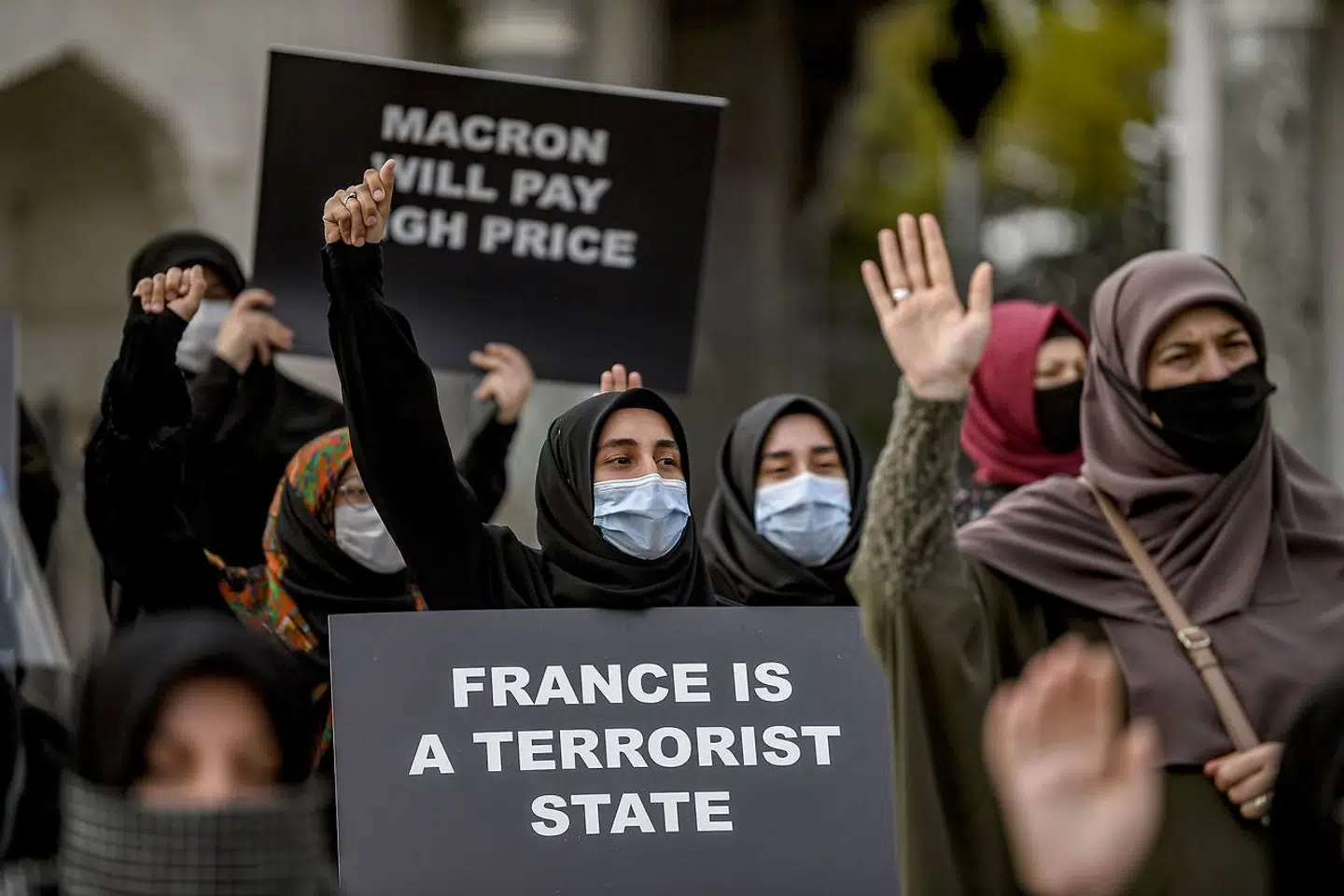 Det franske satiremagasin Charlie Hebdos genudgivelse af Muhammed-tegningerne tidligere på måneden udløste demonstrationer i flere muslimske lande, bl.a. som her i Istanbul. Tegningerne var i 2015 årsag til et blodigt terrorangreb mod magasinets redaktion i Paris.