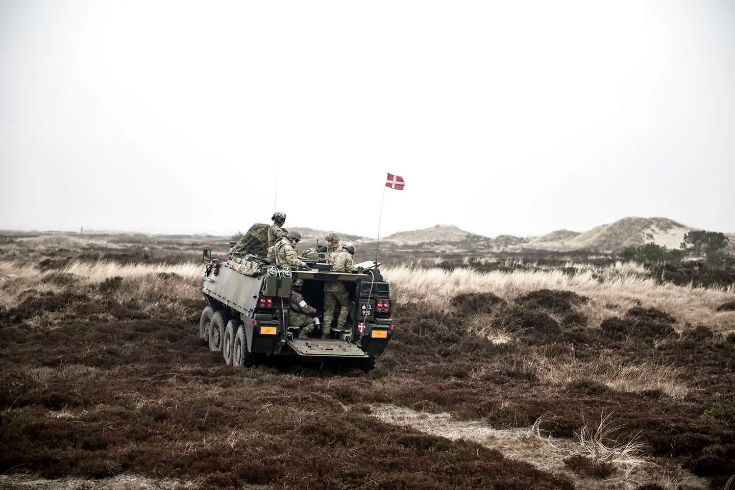 Deltagerne ved Forsvarschefens Sikkerhedspolitiske Kursus har blandt andet besøgt øvelsesterrænnet i Oksbøl, hvor de har været ude at køre i pansret mandskabsvogn.