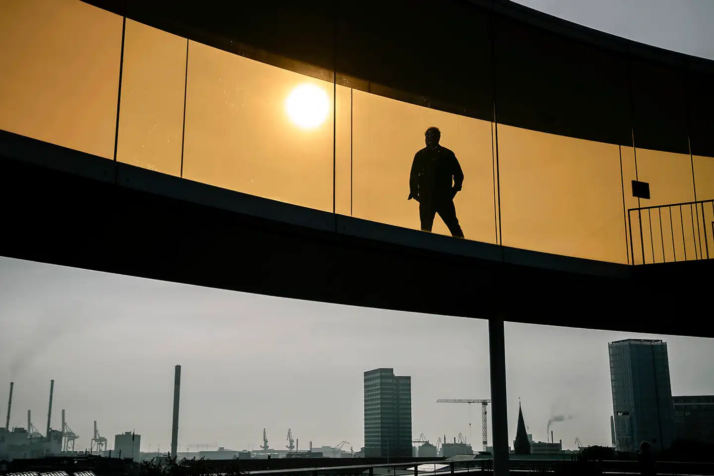 Mellem studiet og sit første job som kunsthistoriker arbejdede Erlend Høyersten som ufaglært i psykiatrien, hvor han lærte, at »nogle har en tungere skæbne end andre, og den skal man ikke skal dømme et menneske ud fra«.