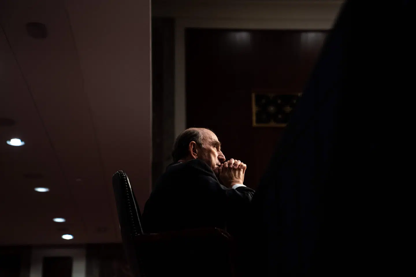 USA's særlige udsending til Iran og Venezuela, Elliott Abrams, varsler torsdag nye sanktioner mod Iran. Blandt andet mod den dommer, der dødsdømte den iranske bryder Navid Afkari. Erin Schaff/Ritzau Scanpix