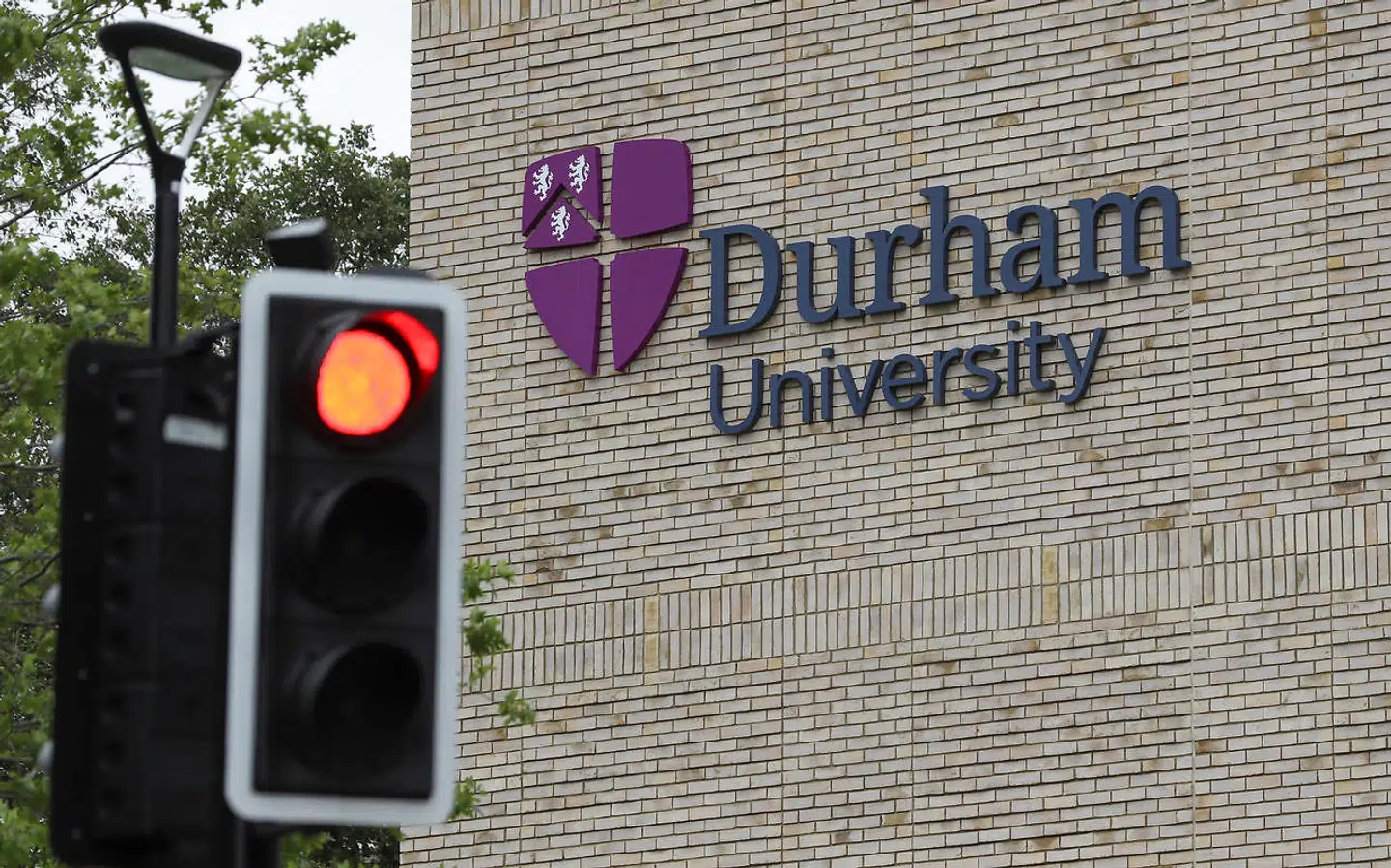 Coronapandemien betyder, at de studerende vender tilbage til Durham University lidt forsinket i år. Men for én af de kommende elever bliver der slet ingen skolestart.
