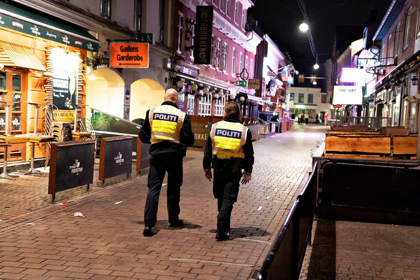 Også lørdag aften vil det være ulovligt at opholde sig i Jomfru Ane Gade i Aalborg, når barerne og restauranterne lukker klokken 22.