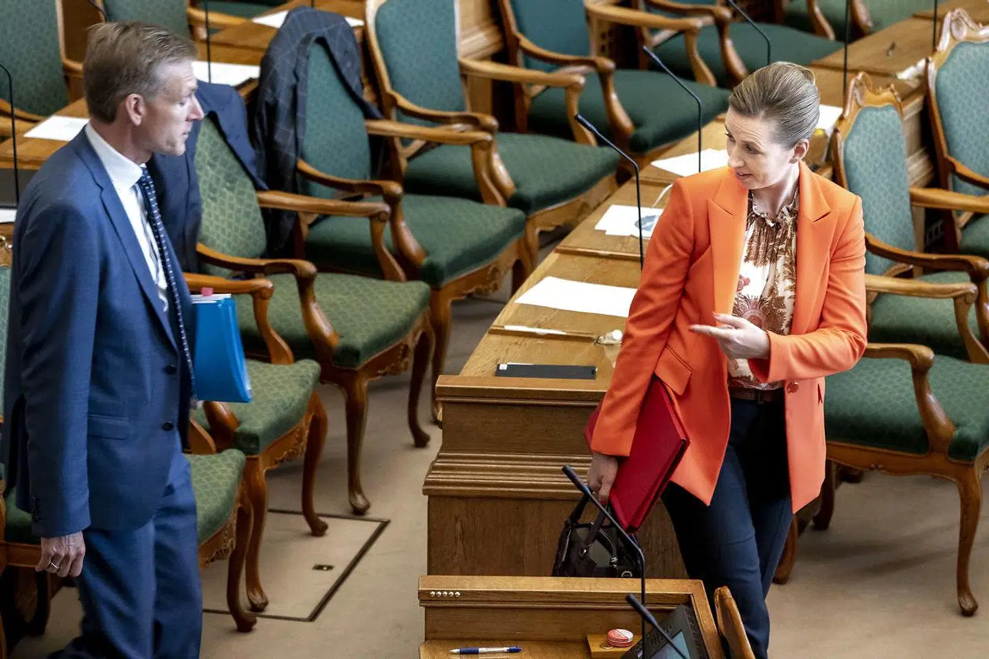 »Vi skal dog ikke følge vores gamle venner i England ud af unionen. Så ville Fredriksens nye nationale socialdemokrati trods alt komme til at minde for meget om Tulles forvirrede flok af nyreligiøse ideløse velfærdsforvaltere. Mettemor regerer nemlig klogt, som hun selv ynder at udtrykke det,« skriver Torben Steno.