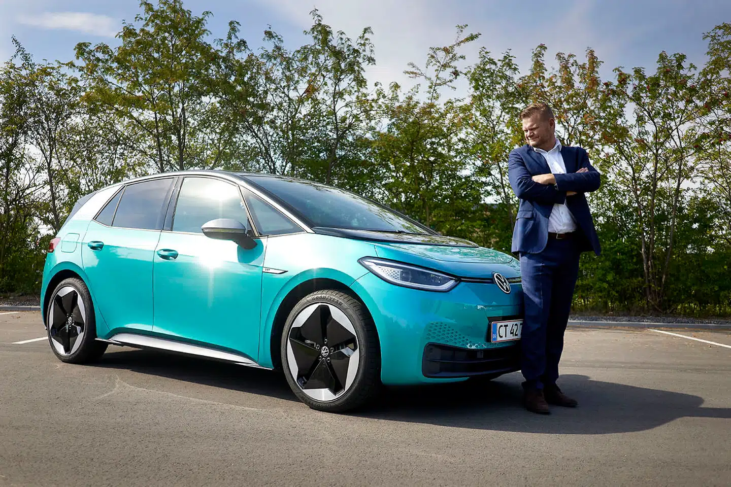 Mads Nør Lauvring er adm. direktør for Volkswagen Danmark. Den tyske gigant er netop ved at sende den nye elbil ID.3 på gaden. Omkring 1.000 danskere har forudbestilt bilen – deriblandt direktøren selv.