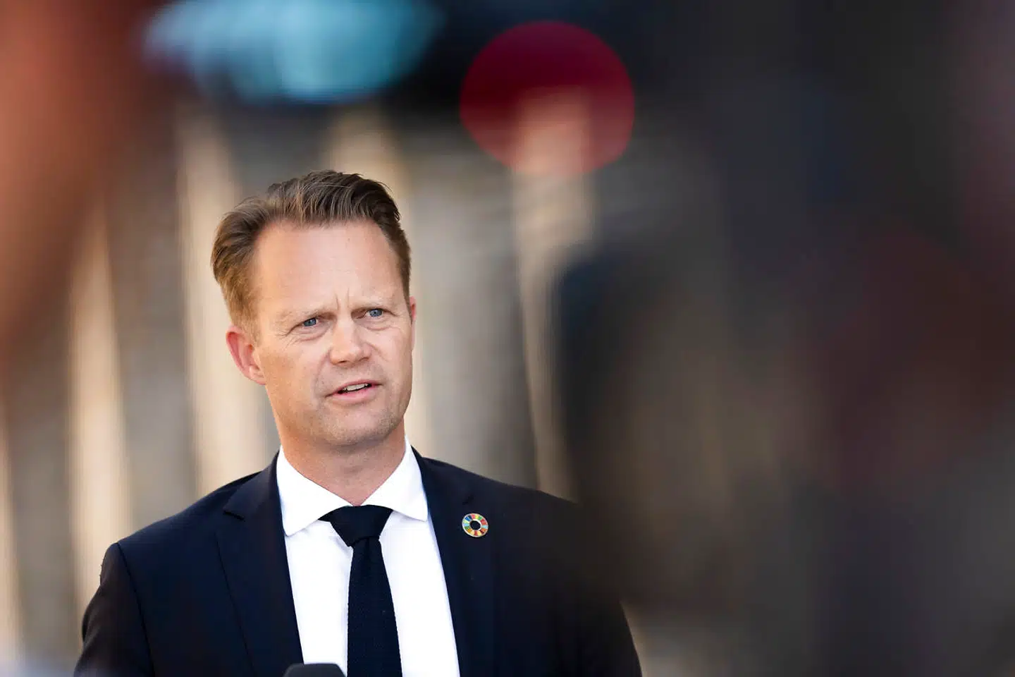 Udenrigsminister Jeppe Kofod mener, at Hvideruslands præsident kun sidder på magten på grund af valgfusk og vold. Her er Kofod fotograferet foran Udenrigsministeriet i København, torsdag 25. juni 2020.