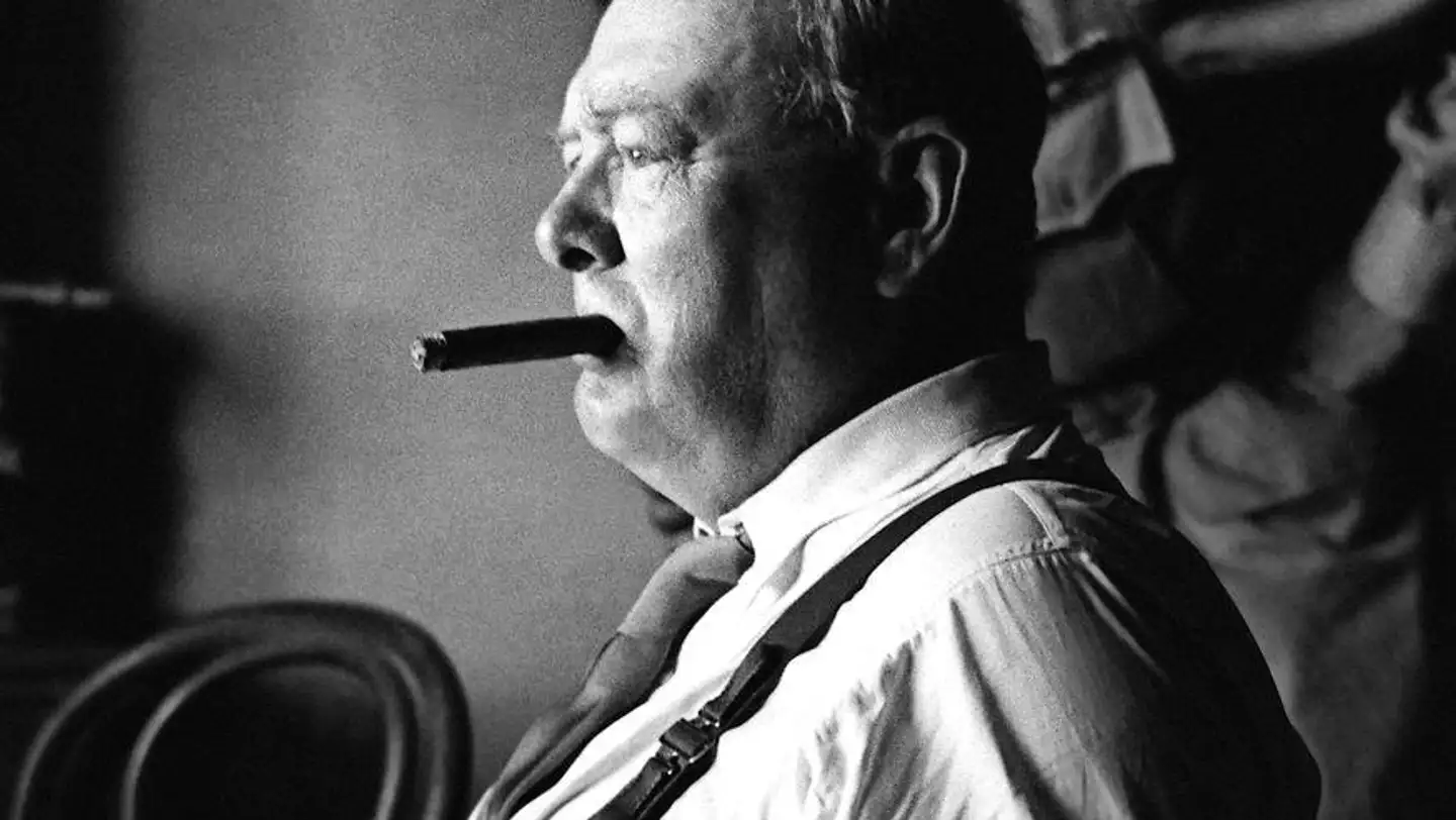 Vi HAR manglet en flot letlæselig Churchill-biografi på dansk i coffeetable-format, der samler de bedste historier om manden, der ud over at udkæmpe Anden Verdenskrig med brandtaler og udsøgt vid er næsten ligeså kendt for sit legendariske forbrug af Pol Roger-champagne, skotsk whisky og lange cubanske cigarer, mener Jarl Cordua.