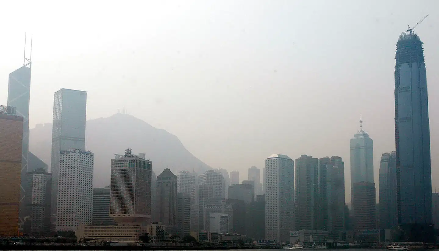 Arkivfoto. En sort sky af foruerning indhyller Hong Kong.