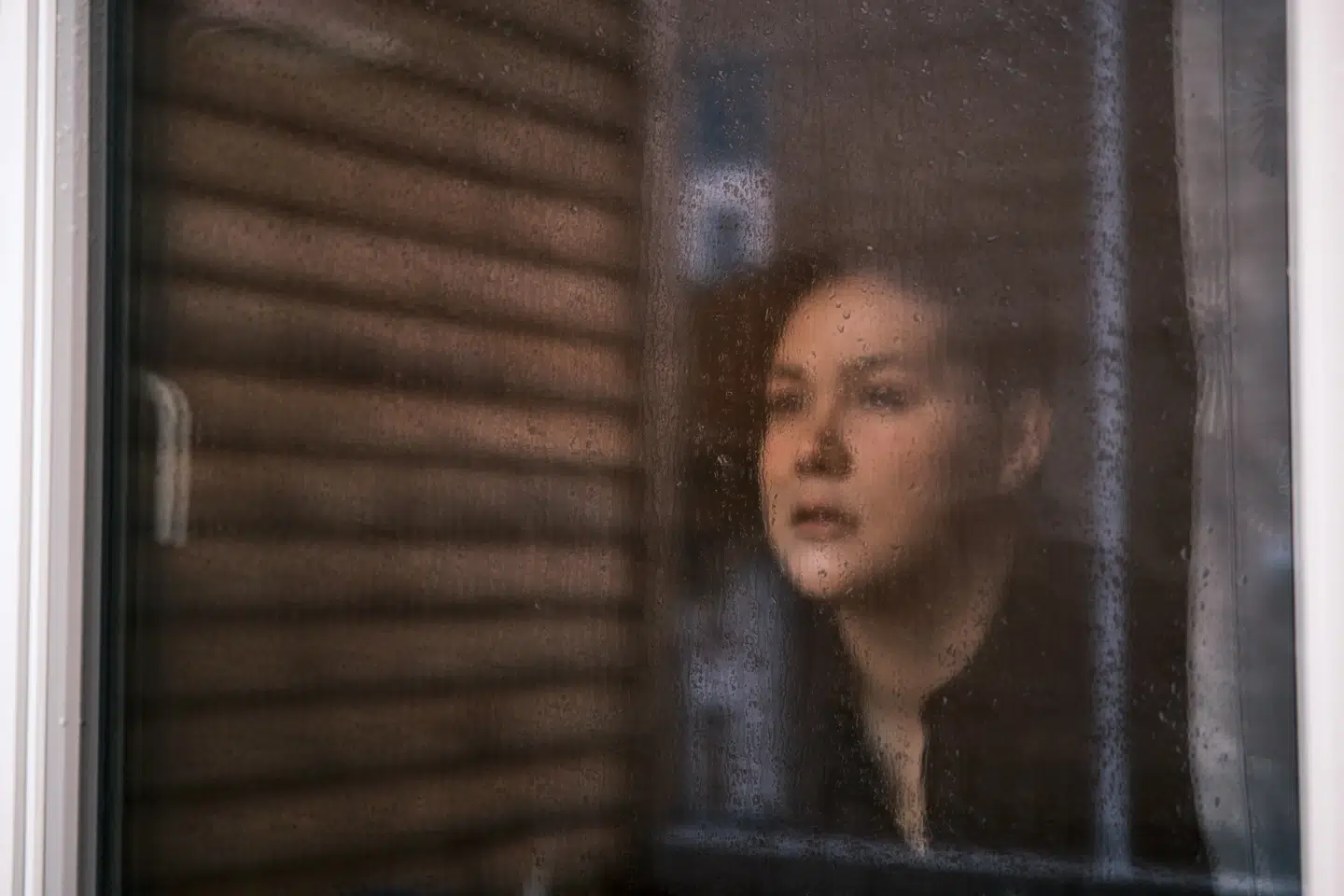 Niviaq Korneliussens »Blomsterdalen« er spækket med hjertevarme karakterer og mørk humor. Den er medrivende, angsprovorerende og lyrisk, og efter en lettere langsommelig start er der smæk for skillingen.