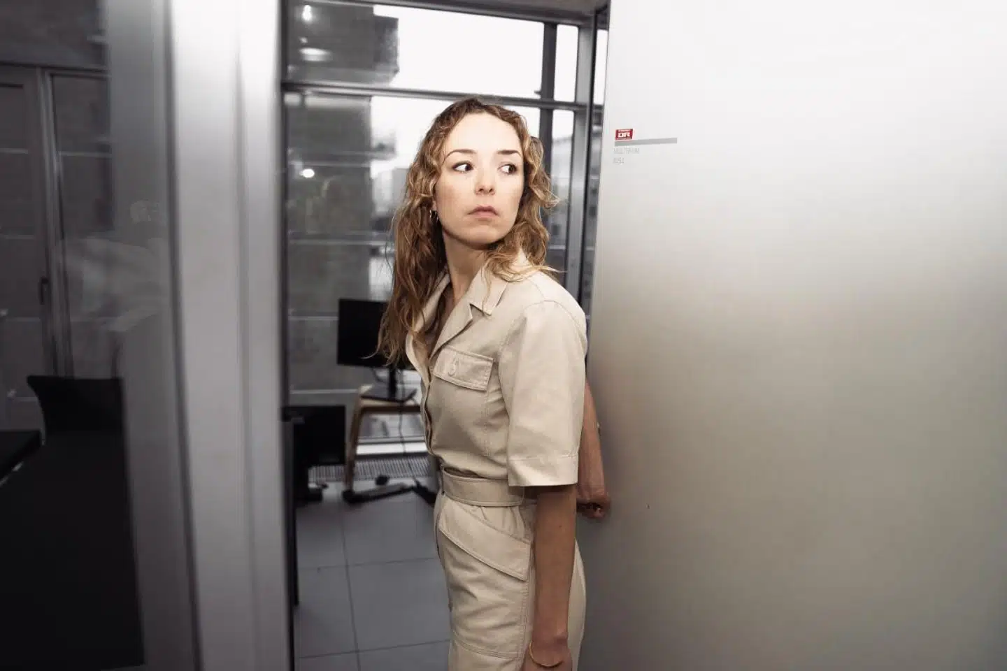 »Med jokes som »Vi lader lige Annika modtage politikeren i receptionen, nu hvor hun har nederdel på i dag,« vænnede jeg mig hurtigt til hverdagssexisme,« skriver Annika Wetterling, tidligere. praktikant i DR.