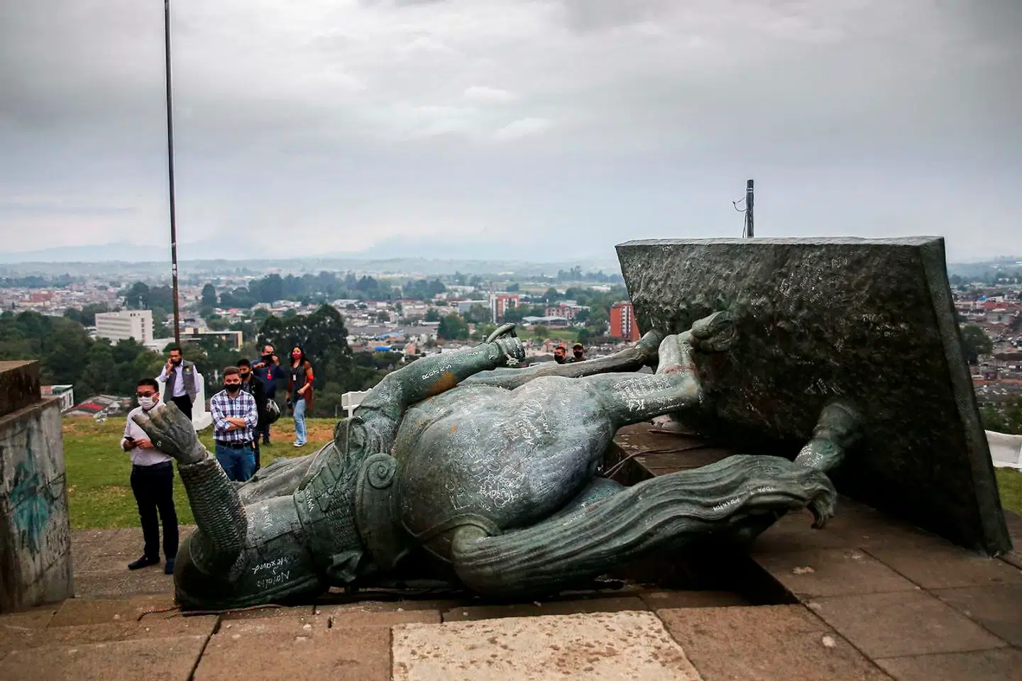 Statuer er verden over blevet væltet for at gøre op med landes fortid med slaveri og kolonisering. Her ligger statuen af Sebastián de Belalcazar væltet, efter indfødte colombianere har hevet statuen ned med reb i byen Popayán.