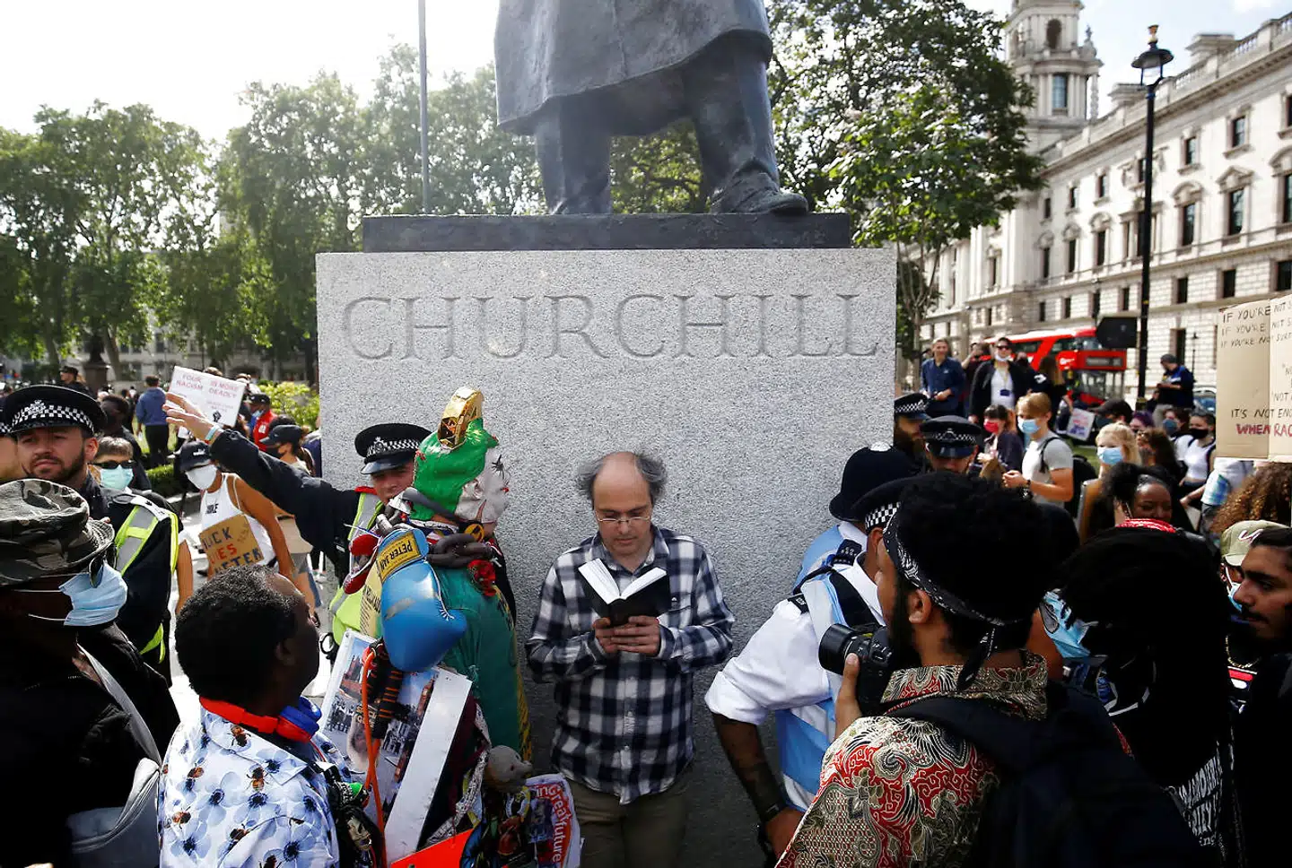 21. juni demonstrerede Black Lives Matter-bevægelsen foran statuen af Winston Churchill på Parliament Square i London, og én malede ordet »racist« på soklen.