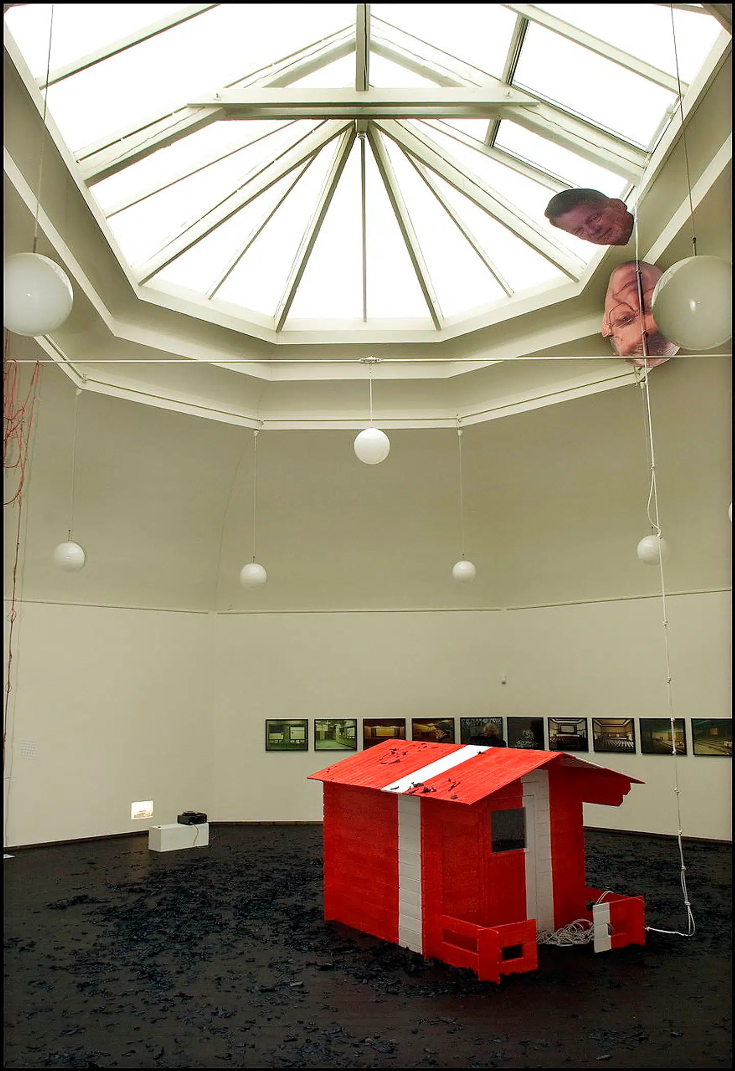 Frans Jacobis dannebrogsfarvede legehus på Den Fri i 2006. Svævende under loftet ses de to præster fra Dansk Folkeparti.