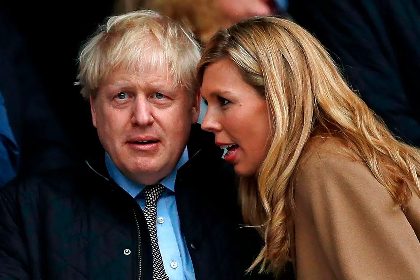 Boris Johnson benægter, at han var på besøg hos en russisk-britisk milliadær på et slot i Perugia i sidste uge. Han siger blandt andet, at han på det pågældende tidspunkt – sammen med sin kæreste Carrie Symonds – fik døbt parrets søn Wilfred i Westminister i London. »I kan bare spørge præsten,« siger en talsmand.