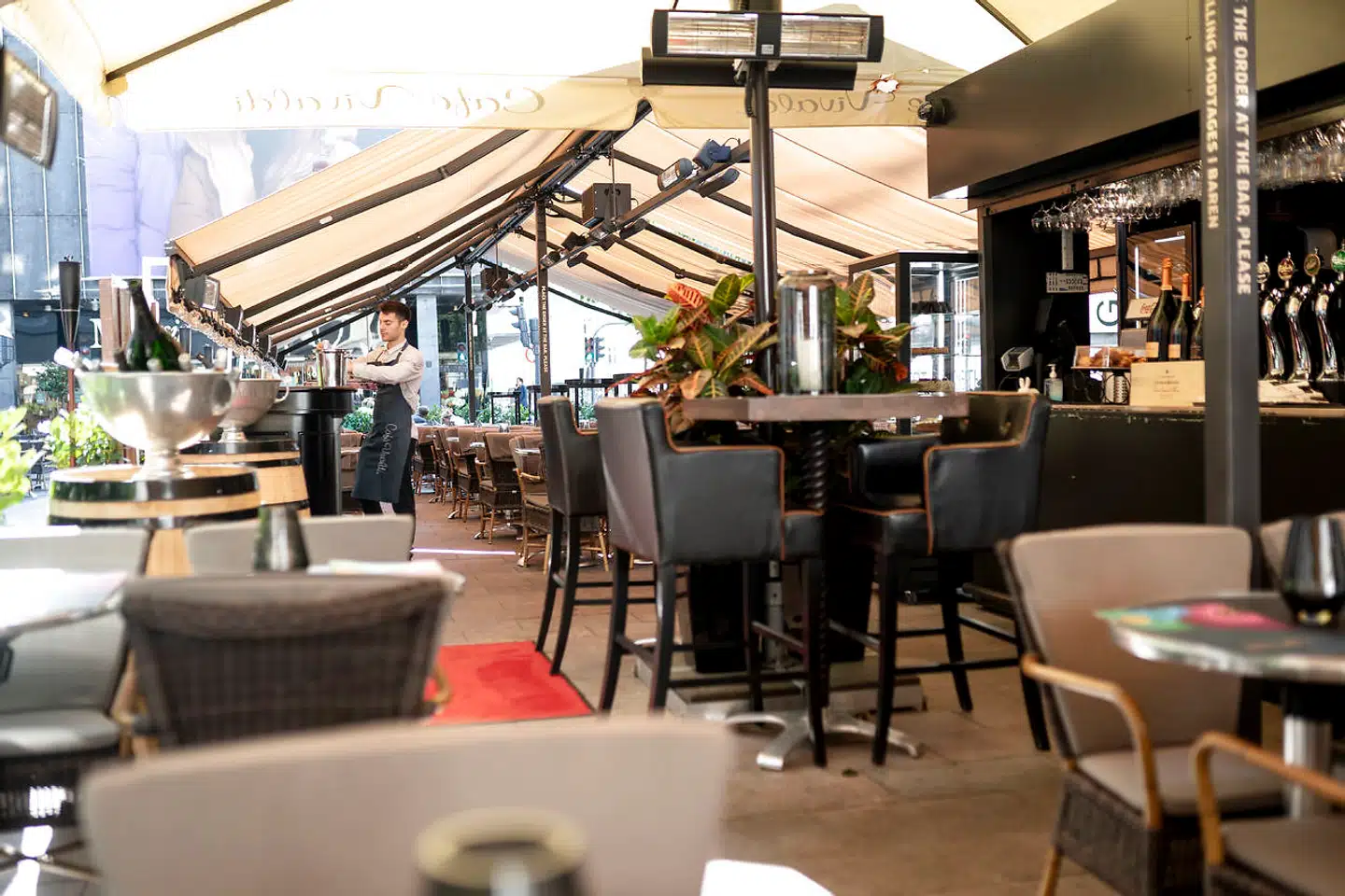 Café Vivaldi på Bremerholmen har en af byens mest centrale beliggenheder, med et stort område med udendørsservering.