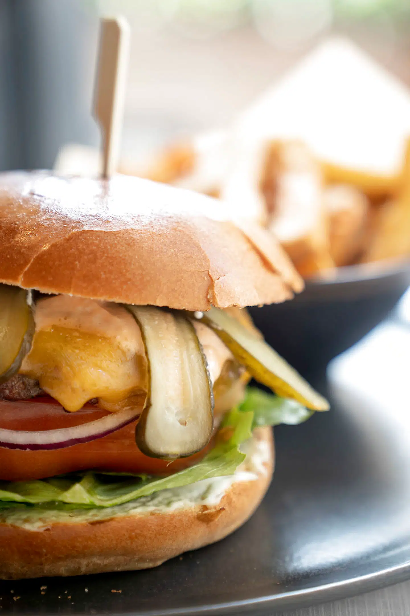 Hakkebøffen i cheeseburgeren var stegt, til den støvede.