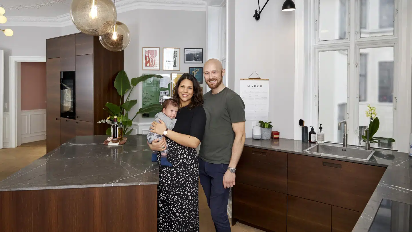 Philip og hans familie er vilde med deres nye designerkøkken - som bag låger og bordplader fra Form Plus er fra IKEA.