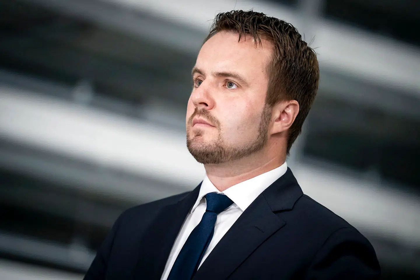 Erhvervsminister Simon Kollerup (S) har søndag aften præsenteret en ny aftale om kompensation til de virksomheder, der er ramt af coronarestriktioner.