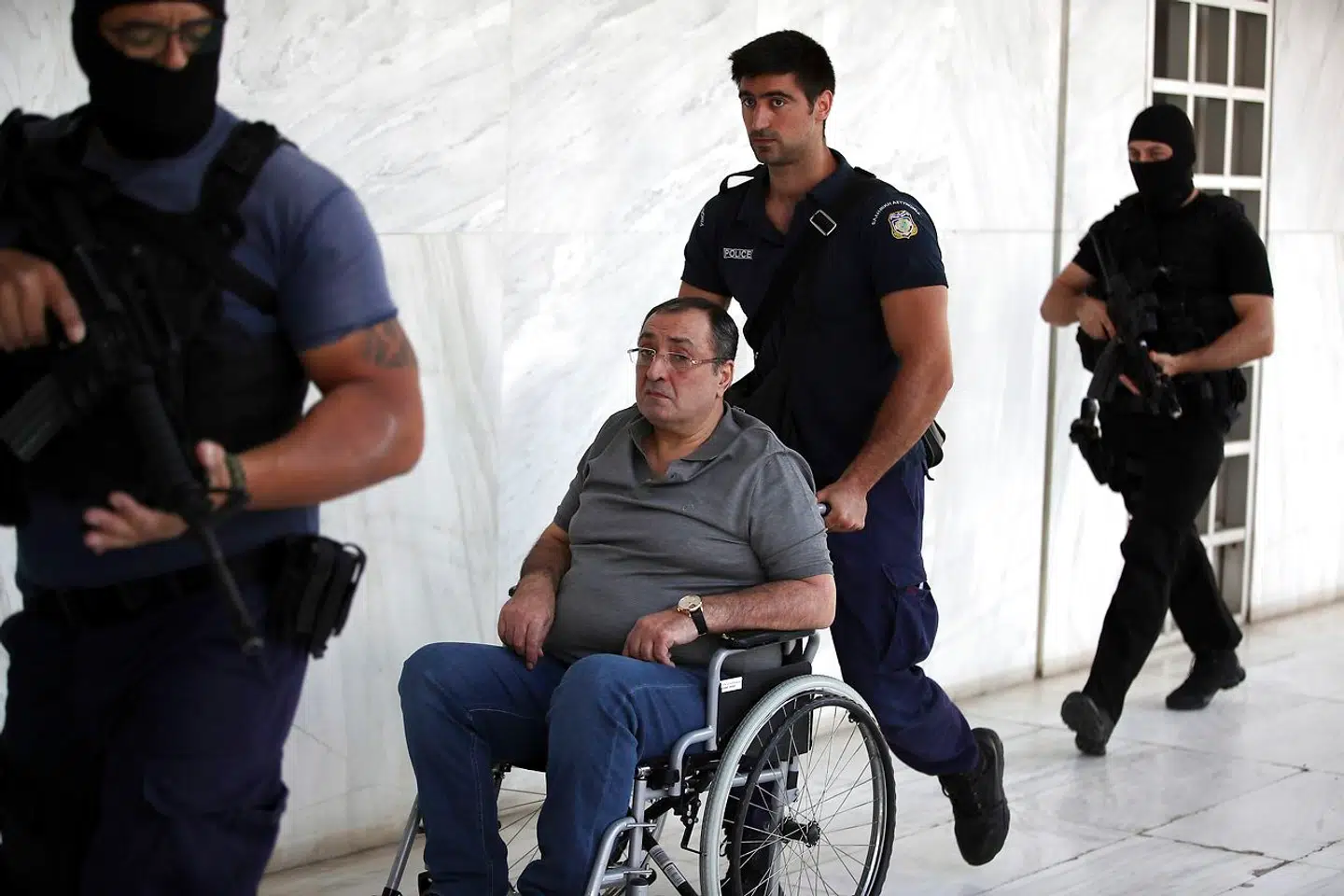 Lasha Shushanashvili var ifølge de amerikanske myndigheder en nøglefigur i den kriminelle organisation Brothers' Circle, indtil han blev dømt i Grækenland i 2013. Her eskorteres den sygdomssvækkede mafialeder i 2018 ind i en græsk retsbygning, hvor en dommer skulle beslutte, om han skulle udleveres til Frankrig.