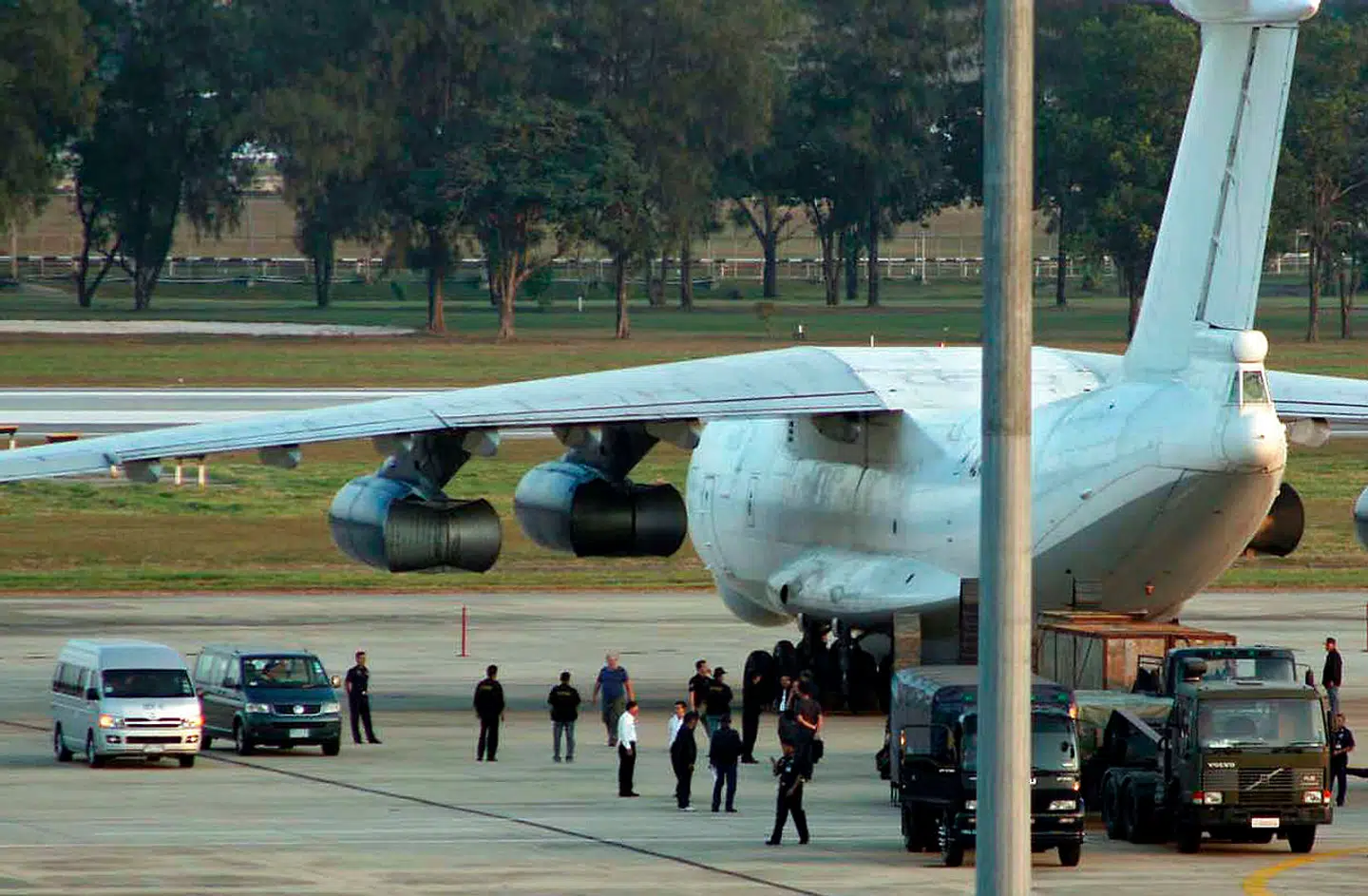 I december 2009 stormede thailandsk politi dette russiske fragtfly fyldt med våben, der blev smuglet ud af Nordkorea i strid med FNs våbenembargo. Sagen havde en opsigtsvækkende forbindelse til den største danske bank.
