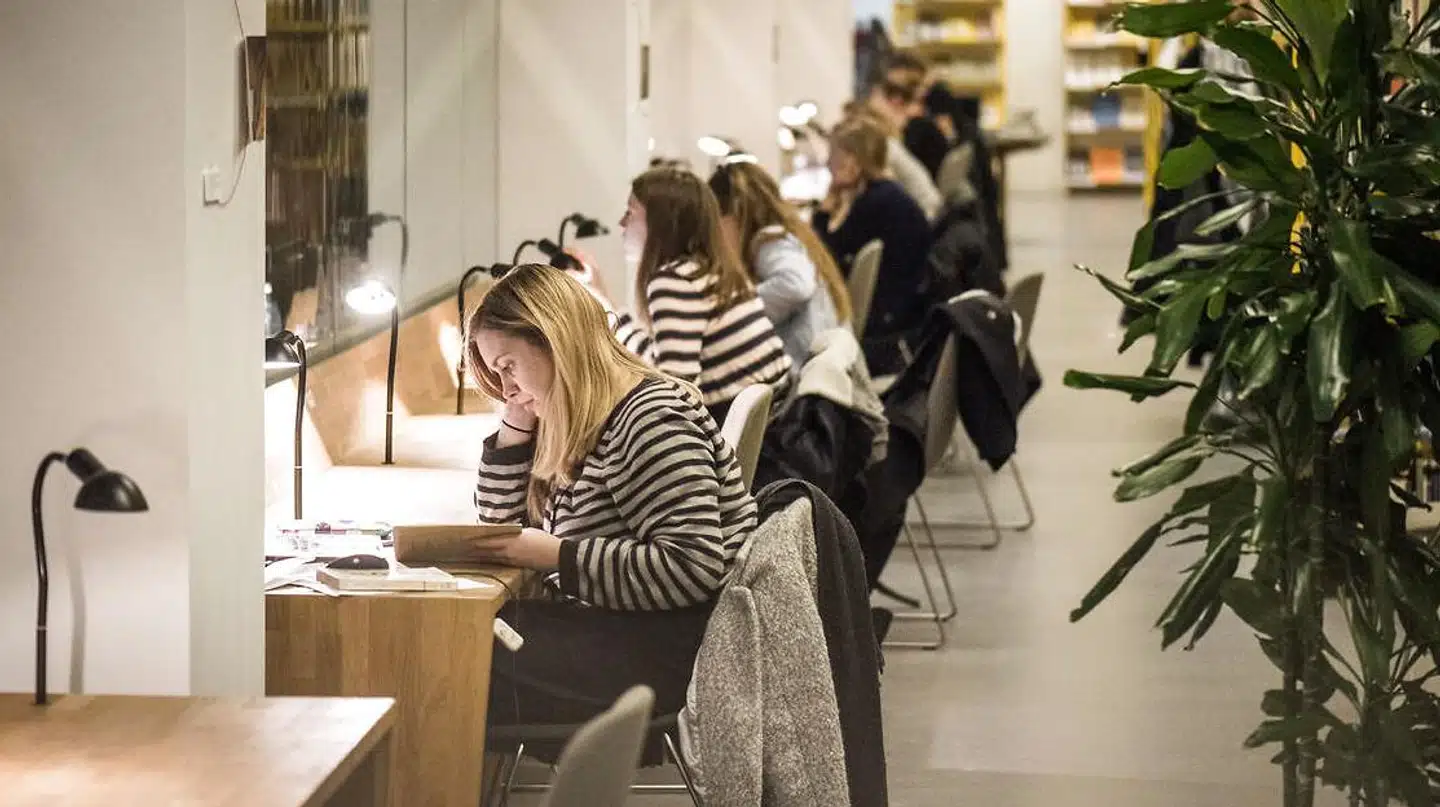 Der bliver uddannet flere kvindelige end mandlige kandidater fra universiteterne. Men mange kvinder vælger efterfølgende en universitetskarriere fra. Billedet er et arkivbillede fra Københavns Universitet.