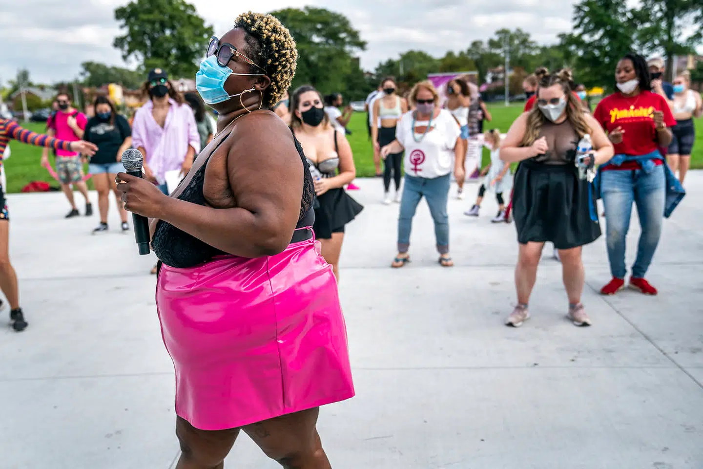 Med vilje klæder kvinderne til »slutwalk« sig ud som billige og promiskuøse for på den måde at signalere, at de har kontrollen til at klæde sig og optræde, som de vil.