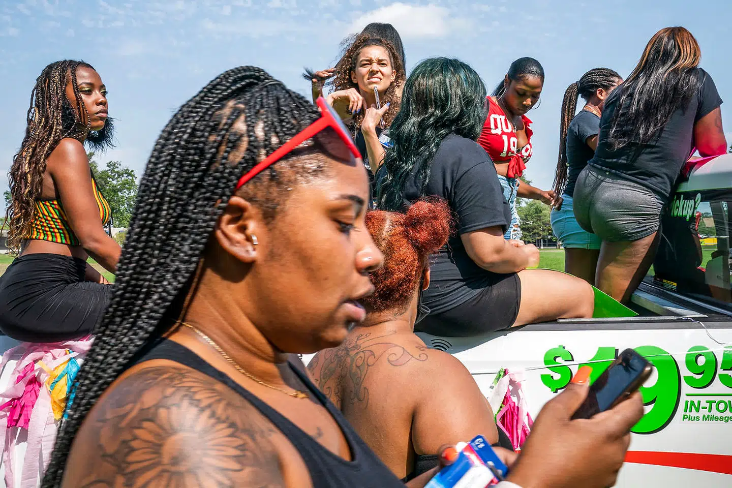 Under marchen køres nogle af kvinderne på ladet af en truck.