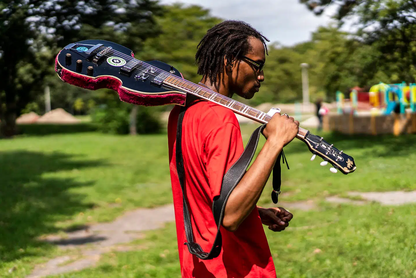 Jeremiah luftede sin guitar under arrangementet.