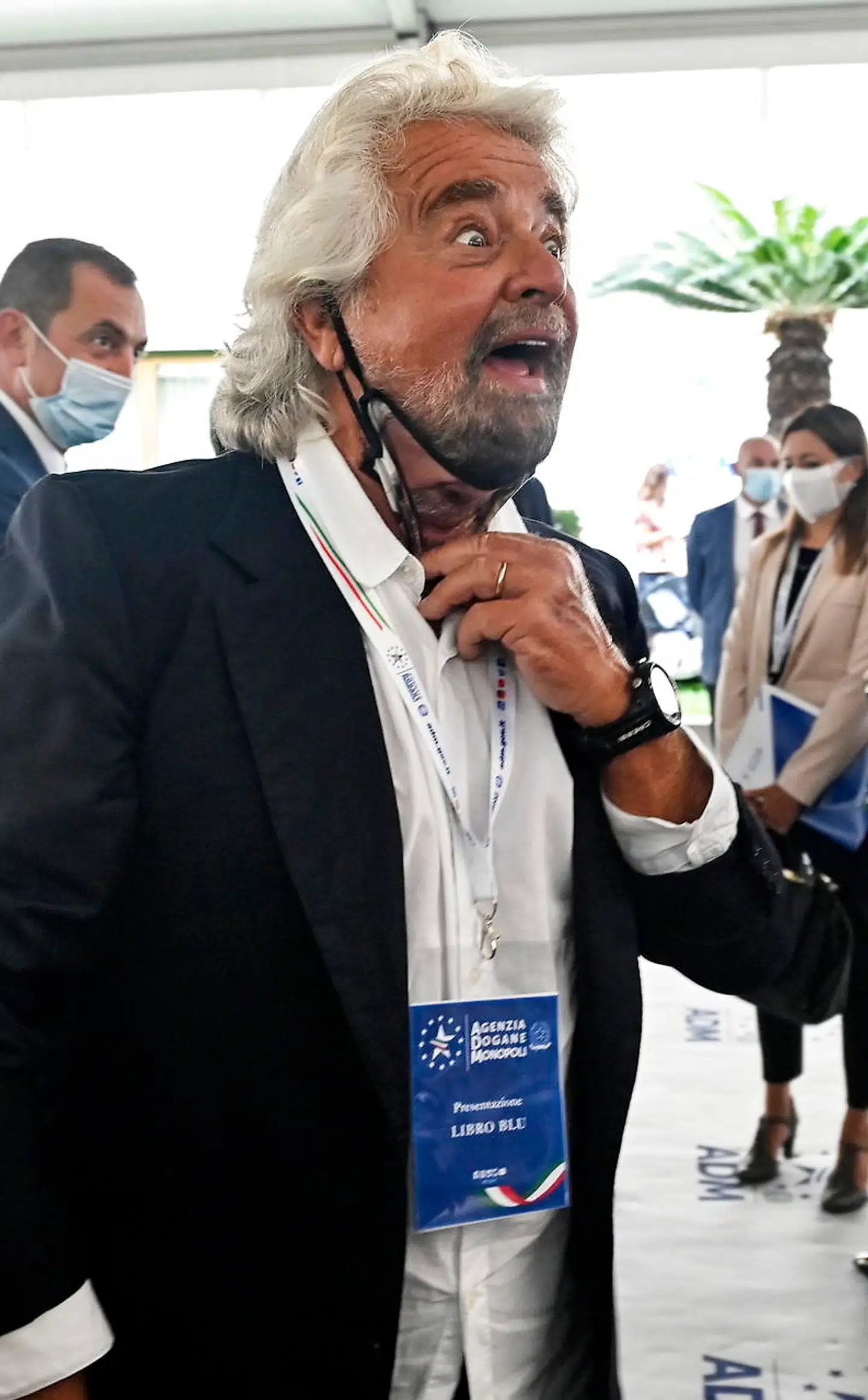 Beppe Grillo, der her ses under et møde i Rom tidligere på måneden, stiftede Femstjernebevægelsen med kravet om sende de etablerede partiers levebrødspolitikere hjem som det centrale budskab. Komikeren, der fortsat har stor indflydelse, betegner modstandere af en reform, der skærer en tredjedel af de folkevalgte væk, som »dinosaurer«.