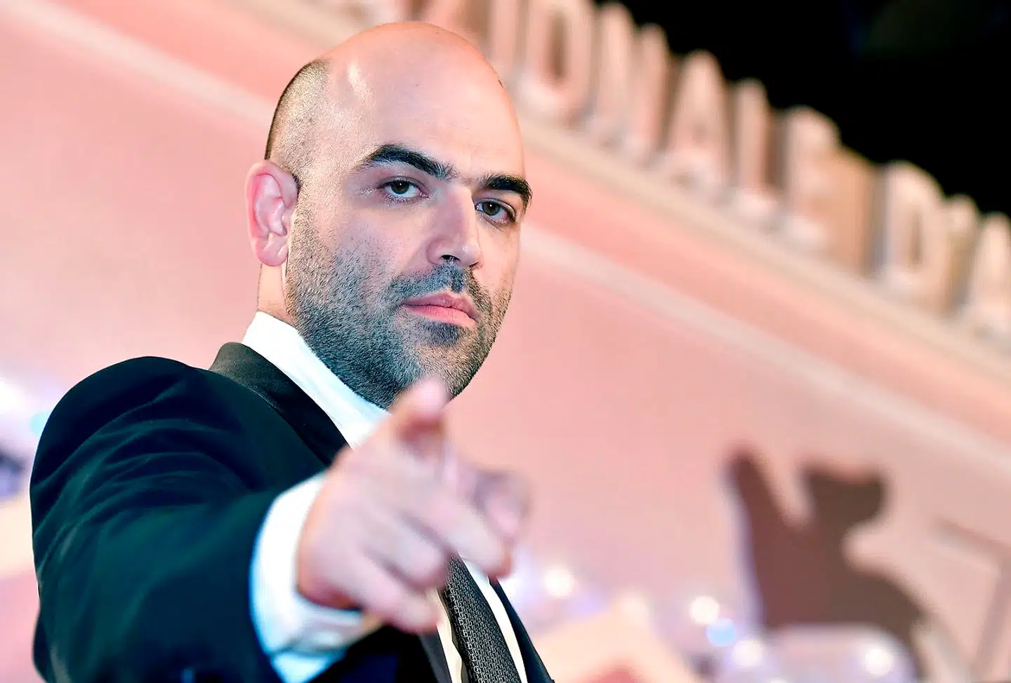 Roberto Saviano, der har levet under politibeskyttelse, siden han for år tilbage skrev en afslørende bog om den napolitanske forbryderorganisation La Camorra, er blandt de prominente nej-sigere.