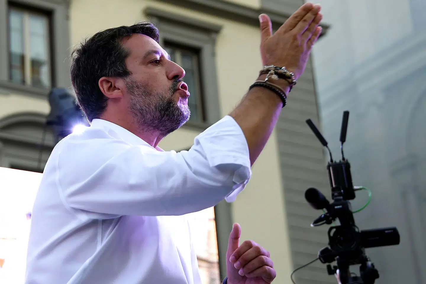 Matteo Salvini, der indtil for et år siden var en hyperaktiv og magtfuld indenrigsminister i Legas koalition med Femstjernebevægelsen, anbefaler officielt et ja. Men den højrenationale leder vil næppe ærgre sig, hvis et nej udløser en krise i den nuværende regering.