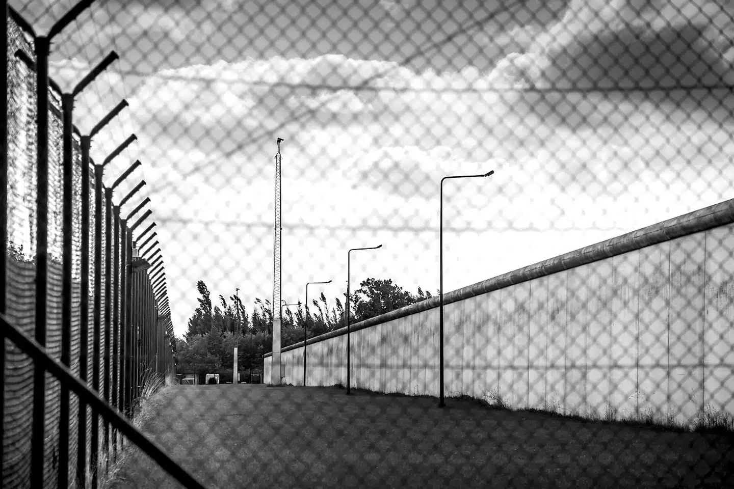 Citaterne i bogen viser os personer, som ofte er i stand til at se på de begåede handlinger fra et helikopterperspektiv, uden at de dermed på nogen måde frakender sig selv al skyld. Billedet er fra Herstedvester.