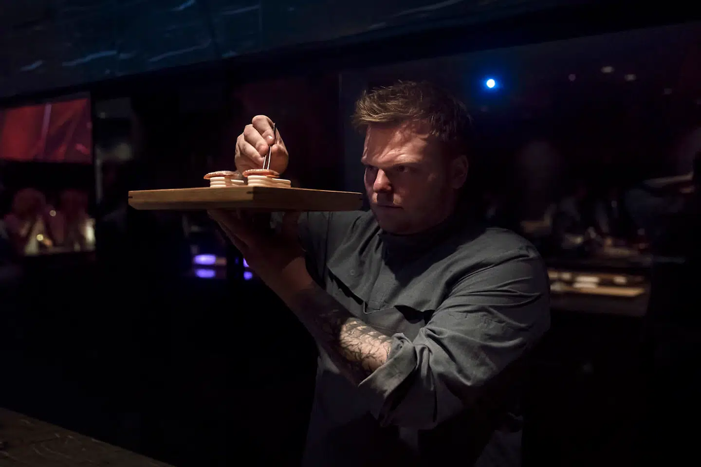 Rasmus Munk tjekker, om retterne er perfekte, før de bliver sendt ud til gæsterne på Alchemist. Der bliver serveret 50 retter i løbet af en aften.