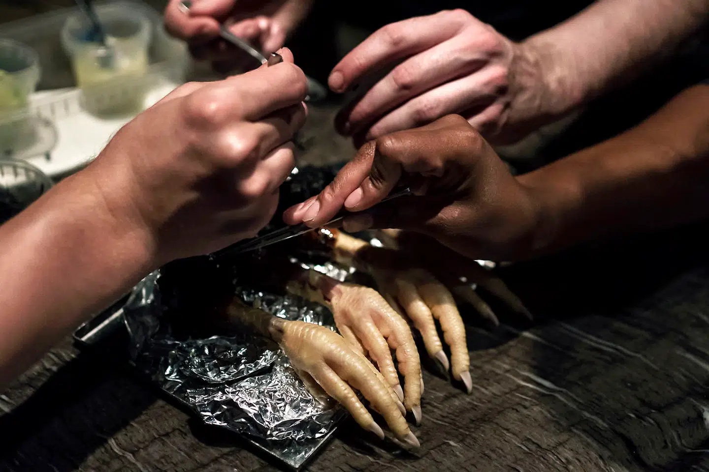 Normalt laves der modernistisk haute cuisine på Alchemist, men når Munk kokkererer til de hjemløse står den på tarteletter og hakkebøf.