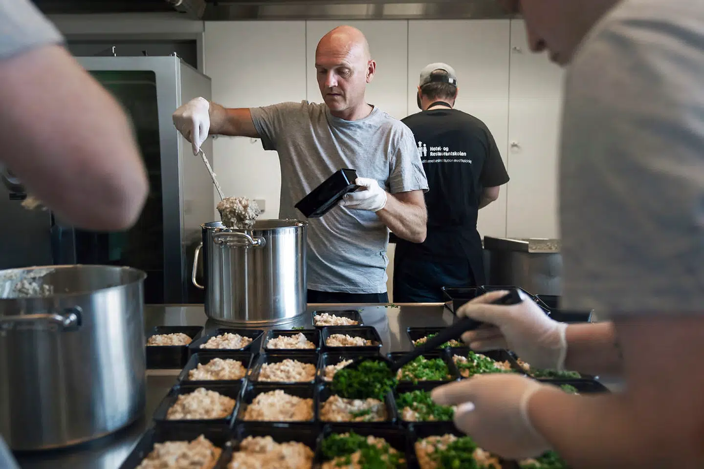 Junk Food ligger ved stofindtagelsesrummet H17 i Kødbyen, hvor dagens menu består af risotto med svampe og kalveskank.