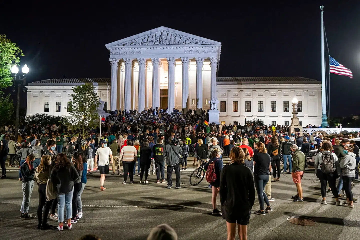 Sørgende over højesteretsdommer Ruth Bader Ginsburg død strømmede fredag aften ned foran højesteret i Washington D.C. for at vise hende den sidste ære. Hun var blandt Demokraterne et ikon for kvindekampen og ligestillingen i USA, men hendes virke aftvang også respekt blandt mange Republikanere.
