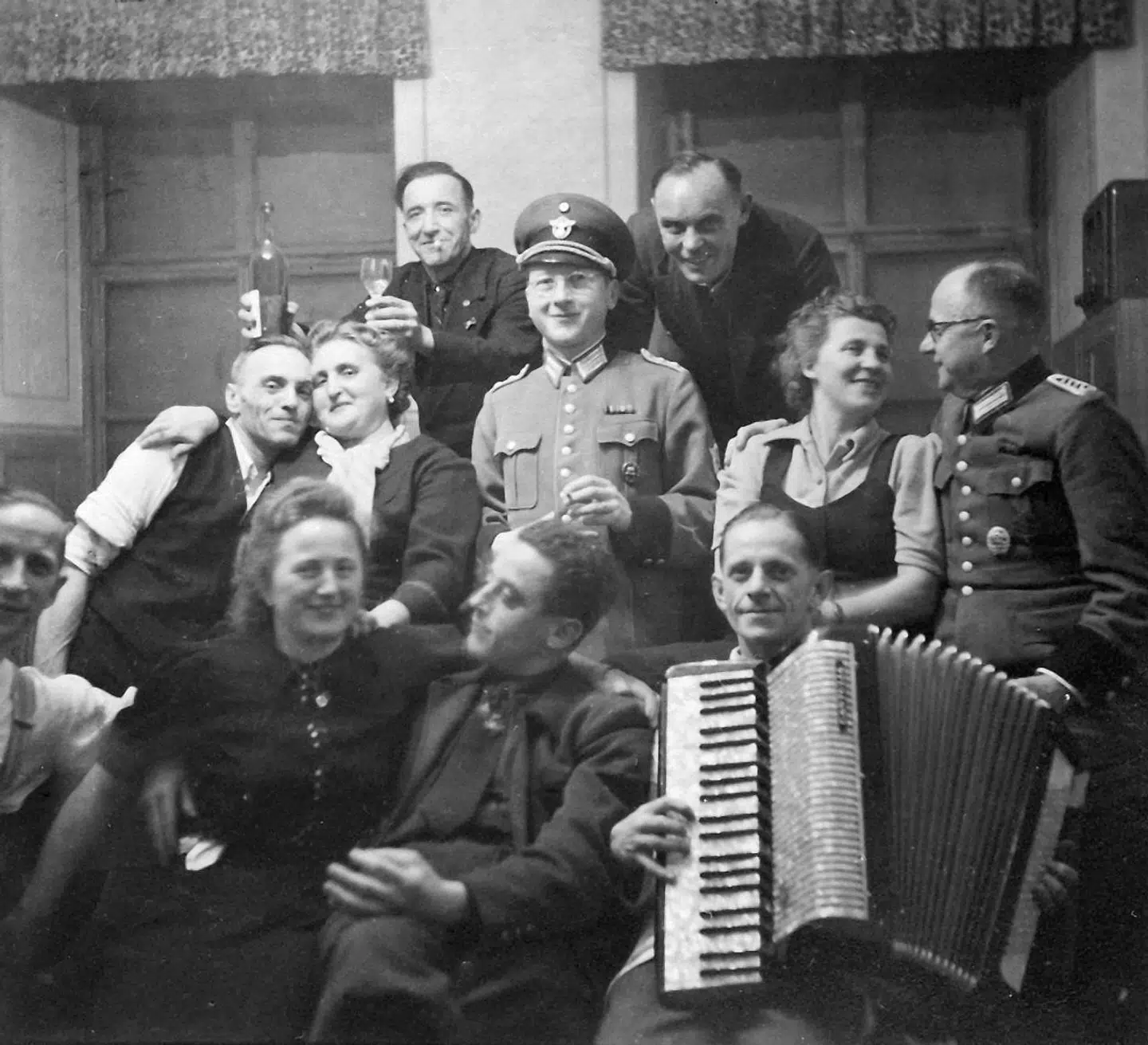 Eutanasi-programmet gik ud på at slå syge og retarderede ihjel. I Østrig blev Franz Stangl dybt involveret i dette program. Her ses medarbejdere fra slottet Hartheim, hvor man havde indrettet gaskamre for at myrde mænd, kvinder og børn, feste. Mange af Stangls medarbejdere rejste med ham til Sobibor-lrejren, da Stangl fik kommandoen der. De fleste fik milde domme efter krigen. Illustration fra bogen.