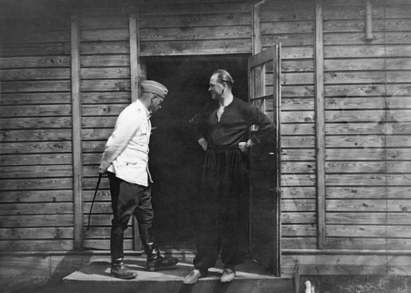 Franz Stangl gik klædt i hvidt og blev af fangerne kaldt Den hvide Død. Her ses han med medarbejderen Kurt Franz foran indgangen til kommandanturbarakken i Treblika, som Stangl var leder af.