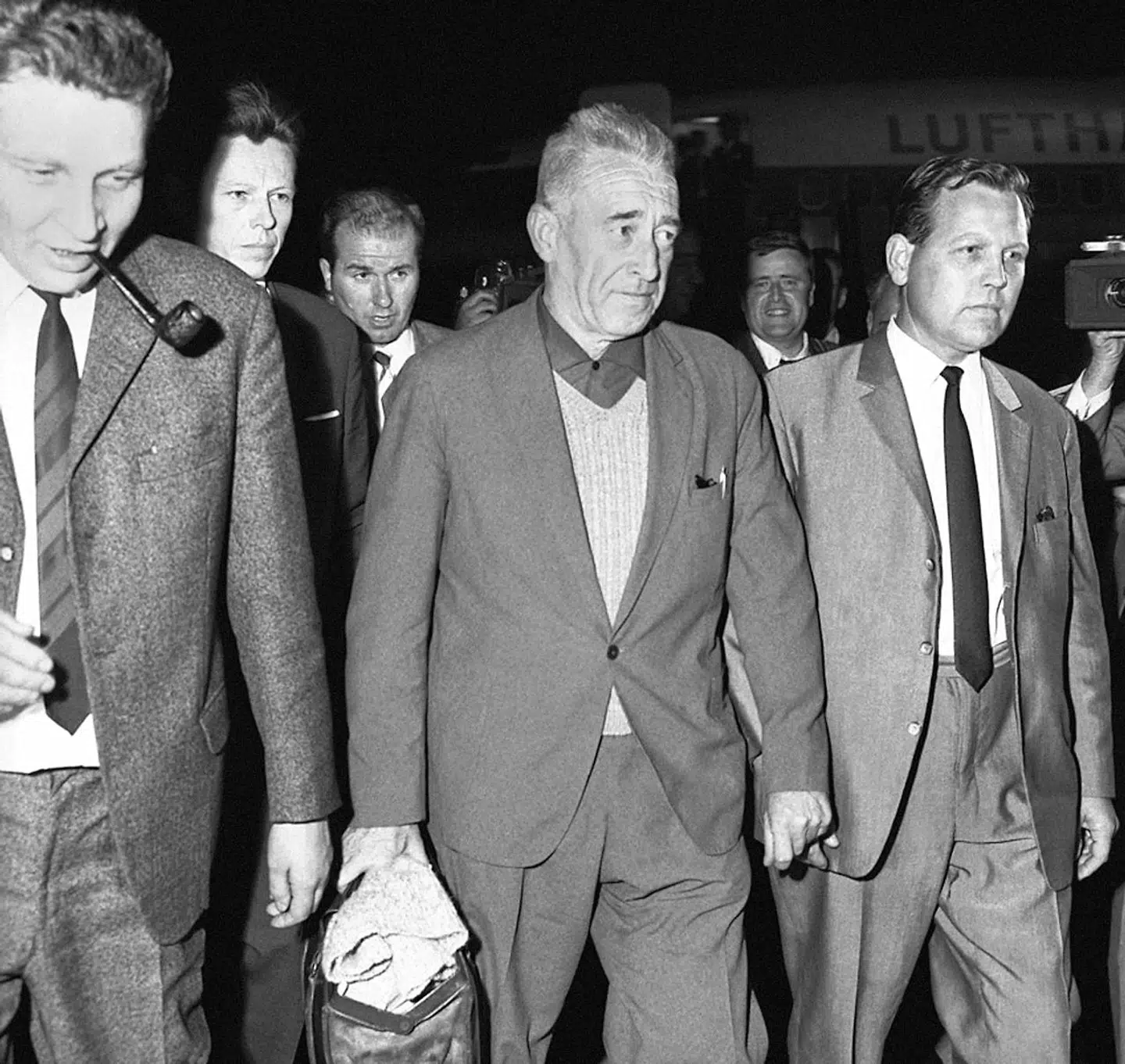 Efter krigen slap Franz Stangl ud af Europa og flygtede til Syrien og derefter til Brasilien, hjulpet af en katolsk hjælpeorganisation i samarbejde med International Røde Kors. Nazijægeren Simon Wiesenthal var i hælene på ham og det var hans fortjeneste, at Stangl blev udleveret til retsforfølgelse i Tyskland. Her ses han efter udleveringen.