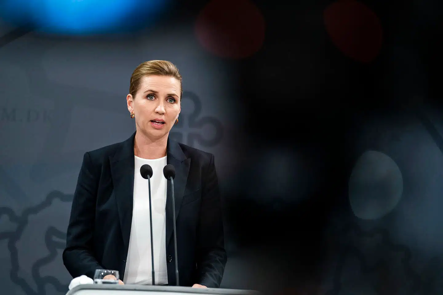 Efter nogle covid-19-pressemøder uden landets statsminister, var Mette Frederiksen (S) igen tilstede ved pressemødet fredag, hvor der blev varslet landsdækkende restriktioner. Hun fortalte, at ikke-siddende gæster på serveringssteder fra lørdag klokken 12 i hele landet skal bære mundbind eller visir.