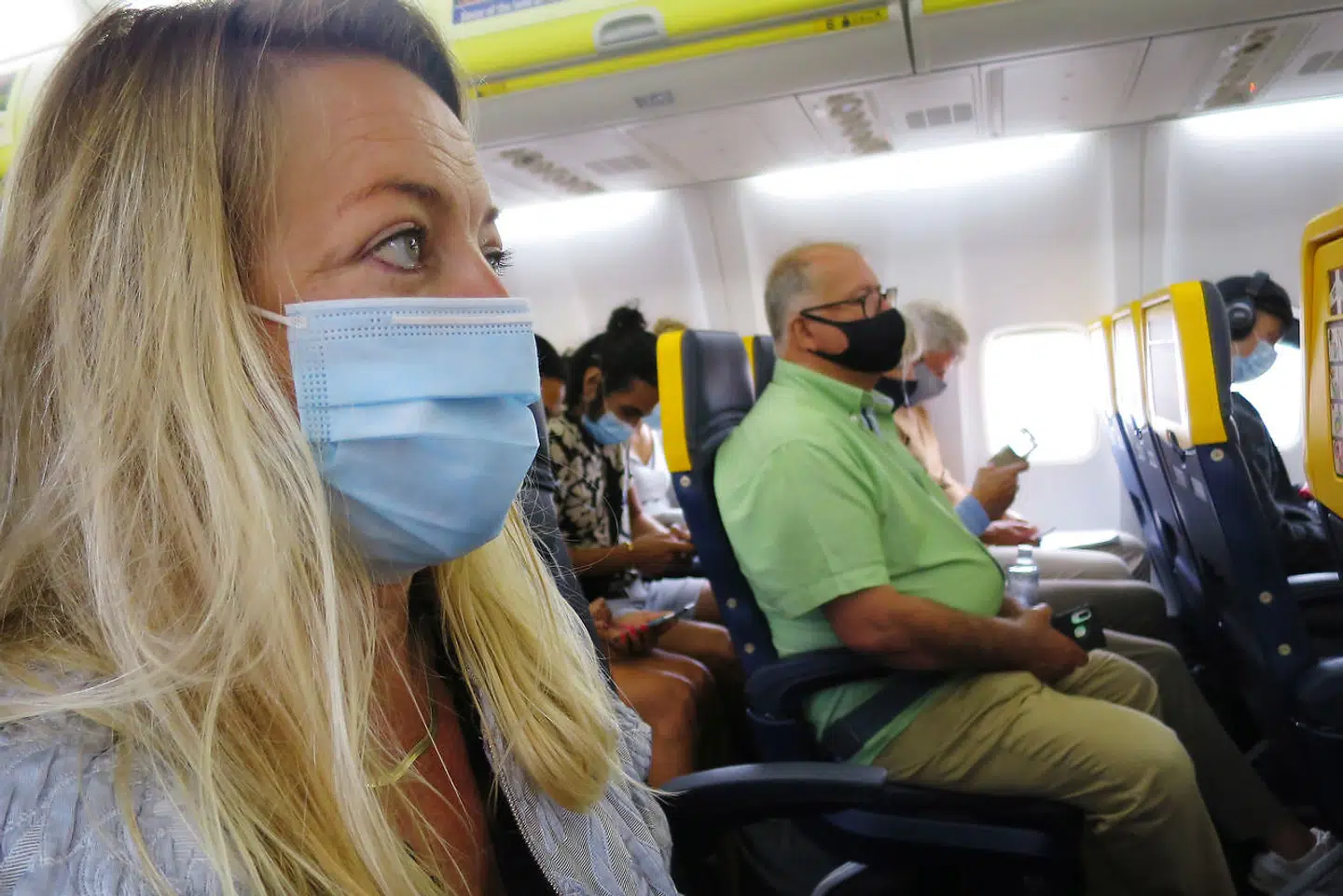 Der er identificeret 1.922 såkaldte »nære kontakter«, som dækker over andre personer om bord på flyene, der har opholdt sig så tæt på den smittede, at der er øget risiko for, at de også kan være blevet smittet.