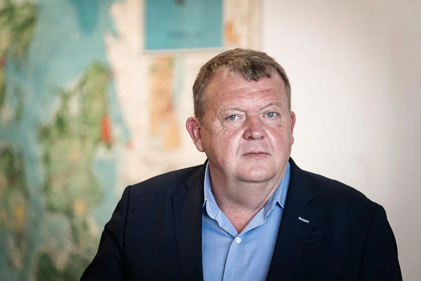 »Og måske vi som vælgere så skal til at være vores ansvar bevidst. For man kan ikke gang på gang stemme på den unge talentfulde fyr, der aldrig har haft et arbejde, og bagefter være forarget over, at han klamrer sig til taburetten, uden at være en større hykler end taburetklæberen,« skriver Leif Donbæk.